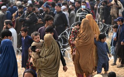 Peste 8.000 de afgani, strămutați din cauza conflictului cu Pakistanul Peste 8.000 de afgani au fost nevoiți să-și părăsească locuințele situate în apropierea frontierei cu Pakistanul, din cauza conflictului militar în creștere dintre cele două țări