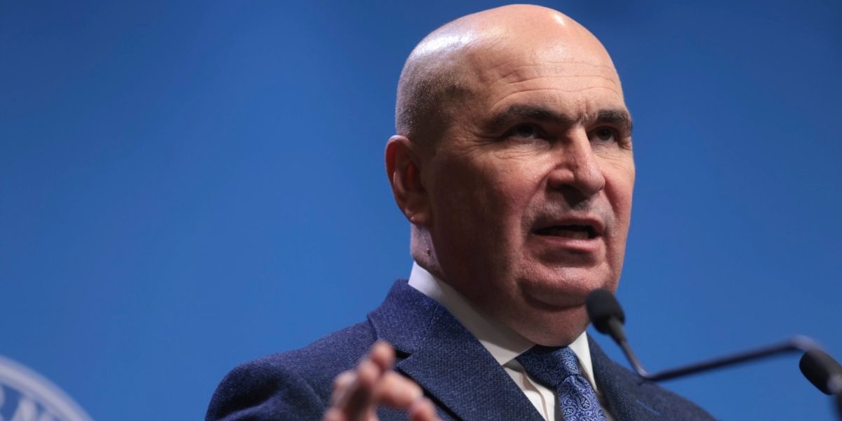 Guvernul adoptă bugetul: Salariu minim 4.325 lei, inflație 6,5%, deficit 6,2%