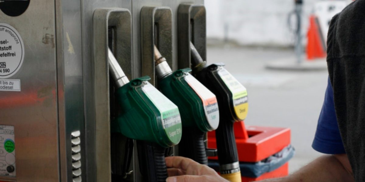 Motorina depășește 9 lei pe litru în București, pe fondul scumpirilor la carburanți Prețurile carburanților continuă să urce în România, iar motorina a atins un nou prag, depășind 9 lei pe litru în unele stații din București