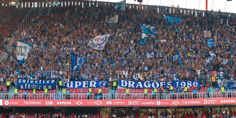 Biletele pentru derby-ul Benfica – FC Porto, disponibile exclusiv online Fanii fotbalului portughez au acum acces la biletele pentru mult așteptatul meci dintre Benfica și FC Porto, programat pentru duminica viitoare, 8 martie, pe Estádio da Luz