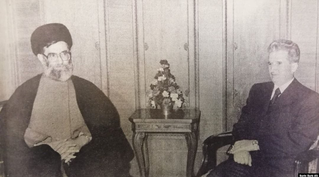 Reformulări:

Khamenei și Ceaușescu: Vizite reciproce și legături diplomatice. (58 caractere)
Relația secretă: Cum colaborau Khamenei și Ceaușescu. (53 caractere)
Schimburi politice: Ceaușescu și Khamenei, întâlniri bilaterale. (62 caractere)
Iran-România: Contacte la nivel înalt între Khamenei și Ceaușescu. (70 caractere)