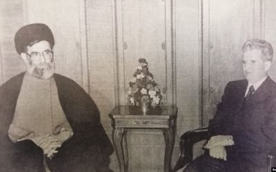 Reformulări:

Khamenei și Ceaușescu: Vizite reciproce și legături diplomatice. (58 caractere)
Relația secretă: Cum colaborau Khamenei și Ceaușescu. (53 caractere)
Schimburi politice: Ceaușescu și Khamenei, întâlniri bilaterale. (62 caractere)
Iran-România: Contacte la nivel înalt între Khamenei și Ceaușescu. (70 caractere)