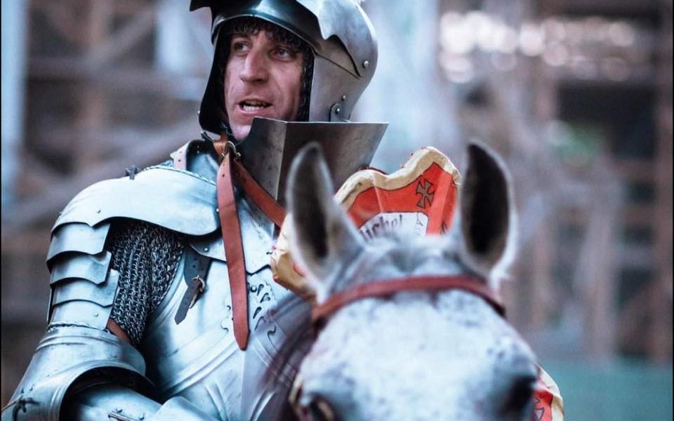 Un român din Mediaș sfidează timpul și practică jousting, sportul medieval al cavalerilor În plină eră a vitezei și a tehnologiei, un medieșean în vârstă de 39 de ani a ales să trăiască după regulile de onoare și curaj ale secolului al XV-lea