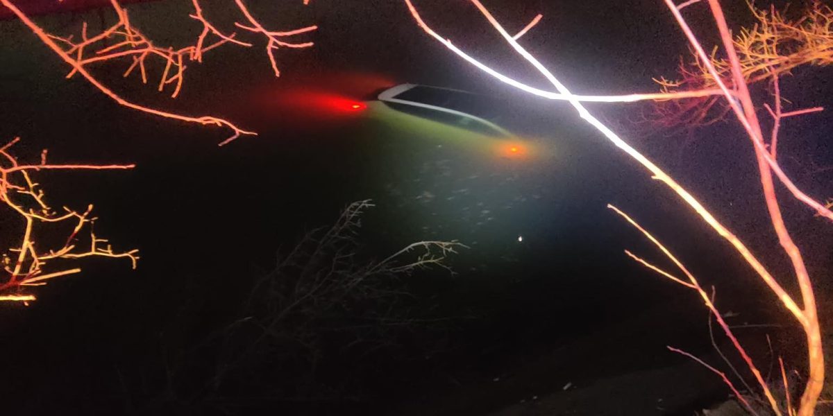 Accident spectaculos: Mașină, parțial scufundată, în urma unui incident rutier Un autoturism a părăsit carosabilul și a ajuns într-un luciu de apă, fiind parțial scufundat, potrivit informațiilor preliminare