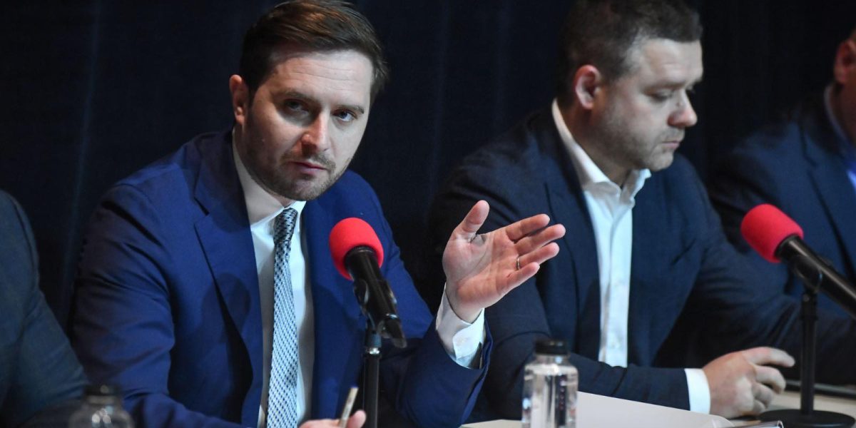 Bucureștiul vrea să reducă graffiti-ul ilegal și accelerează intervențiile de curățare Viceprimarul Bucureștiului, Stelian Bujduveanu (PNL), a anunțat, printr-o postare pe rețelele sociale, o serie de măsuri pentru a combate graffiti-ul neautorizat și a îmbunătăți curățenia în capitală