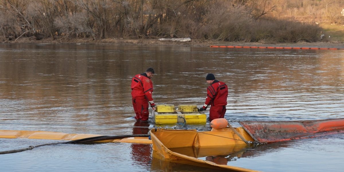Echipe de experți români, trimise în Moldova pentru a gestiona poluarea de pe Nistru Echipe specializate din România au fost mobilizate în Republica Moldova pentru a asista la gestionarea unei poluări majore pe râul Nistru, survenită în urma atacurilor rusești din Ucraina