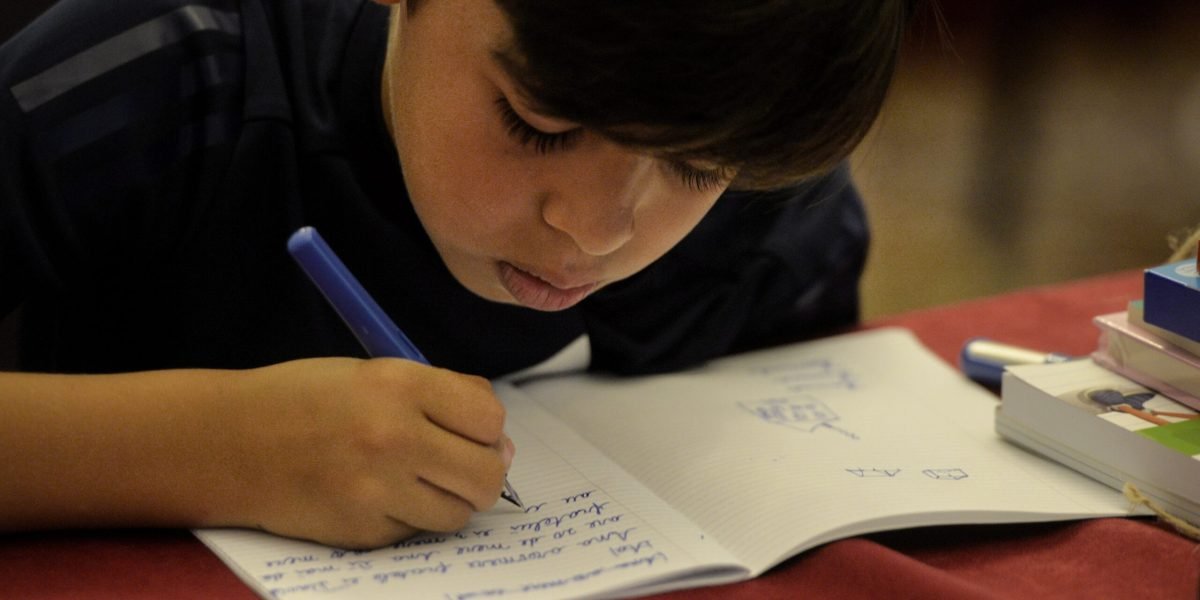 Scrisul de mână: Un aliat neașteptat în era digitală a învățării Studiile recente sugerează că scrisul de mână, o practică din ce în ce mai rară în mediul educațional modern, are un impact profund asupra memoriei și a capacității de învățare