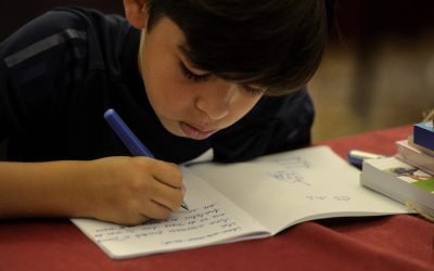 Scrisul de mână: Un aliat neașteptat în era digitală a învățării Studiile recente sugerează că scrisul de mână, o practică din ce în ce mai rară în mediul educațional modern, are un impact profund asupra memoriei și a capacității de învățare