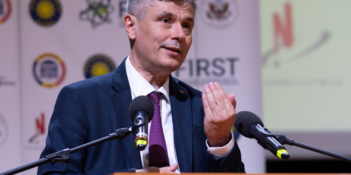 Popescu: România trebuie să se pregătească pentru volatilitatea prețului petrolului, dar exclude plafonarea Fostul ministru al Energiei, Virgil Popescu, a tras un semnal de alarmă cu privire la fluctuațiile prețului petrolului, accentuând necesitatea unei pregătiri sporite pentru eventuale turbulențe pe piață