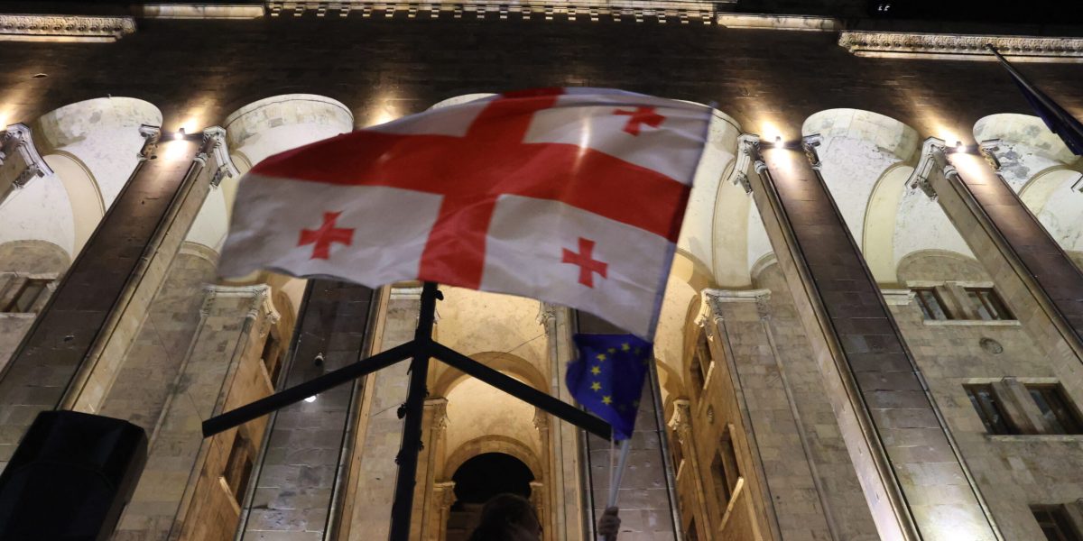 UE suspendă călătoriile fără viză pentru oficialii georgieni din cauza derapajelor democratice Comisia Europeană a decis să suspende privilegiile de călătorie fără viză pentru diplomații și oficialii guvernamentali georgieni, ca răspuns la ceea ce este considerat un regres democratic în Georgia