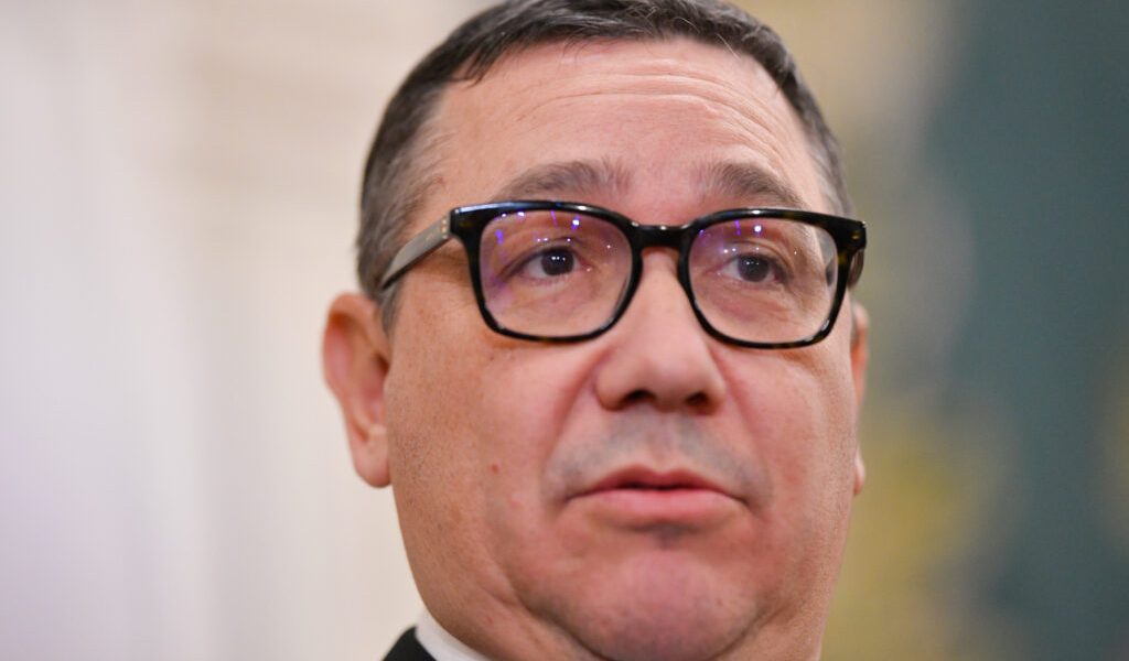 Irina, fiica lui Victor Ponta, repatriată din Emirate: Acuzații de abuz și intervenții politice Fostul premier Victor Ponta a ieșit public cu o serie de acuzații legate de repatrierea fiicei sale, Irina, din Emiratele Arabe Unite