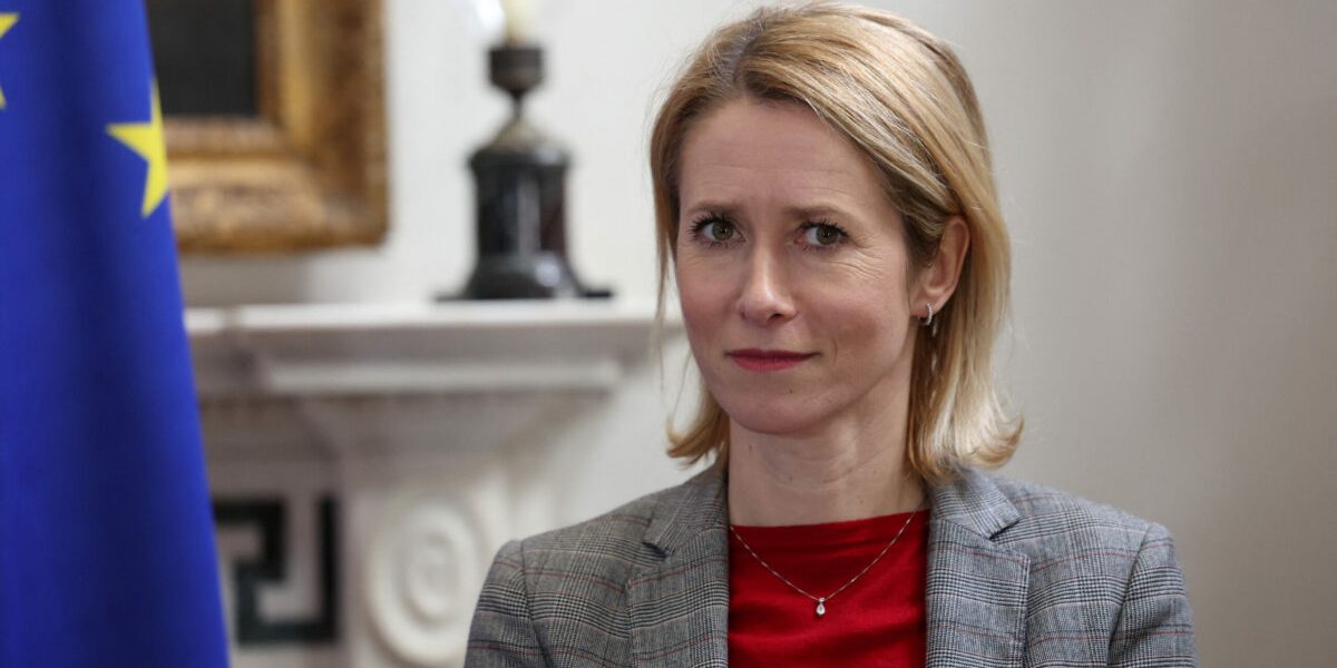 Opțiuni:

Decesul lui Khamenei: Un punct de cotitură în istoria Iranului? (62 caractere)
Moartea lui Khamenei: Impact major asupra viitorului Iranului. (57 caractere)
Iranul: Decesul lui Khamenei, un moment istoric crucial. (58 caractere)
Sfârșitul lui Khamenei: Schimbare majoră pentru Iran. (51 caractere)