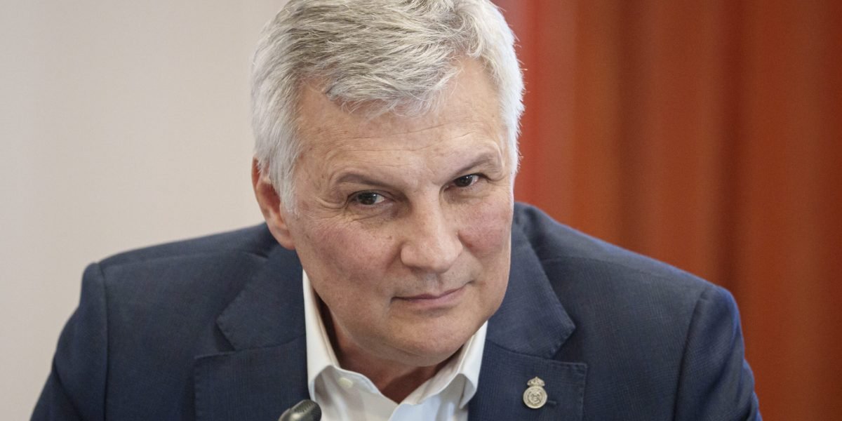 El se delimitează de guvernare