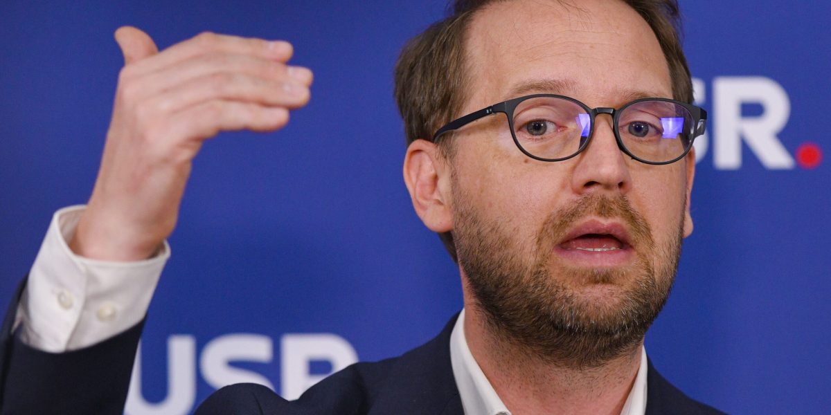 Tensiuni în coaliție: PSD dorește control la ministerul de externe, USR se opune Discuții aprinse au loc în coaliția de guvernare pe tema activității Ministerului Afacerilor Externe, condus de Oana Țoiu