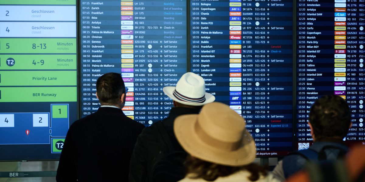 Opțiuni de titlu:

Transporturi: Drepturile pasagerilor blocați în Orient, explicate. (54 caractere)
M. Transporturilor detaliază drepturi în cazul blocării în Orient. (59 caractere)
Români blocați în Orient? Ministerul explică drepturile pasagerilor. (64 caractere)