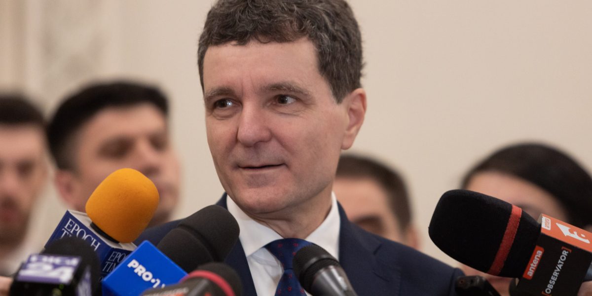 Variante:

Siguranța României, garantată. Anunț oficial. (46 caractere)
România: Nivel maxim de siguranță, potrivit autorităților. (59 caractere)
Guvernul: România, în siguranță deplină. (38 caractere)
Oficial: Siguranța României este asigurată. (40 caractere)