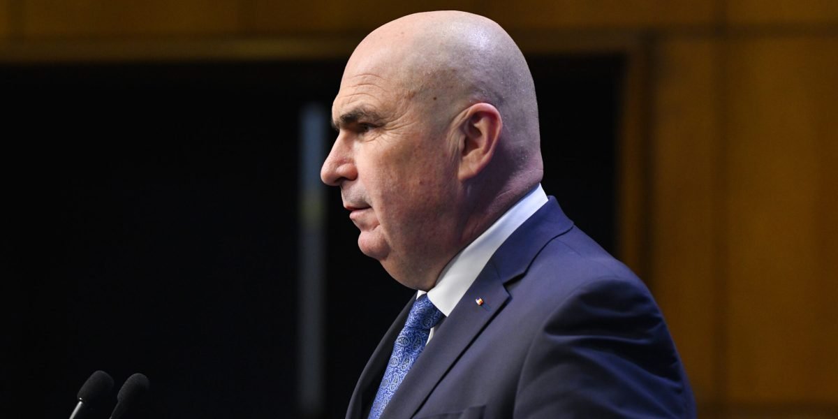 Creșterea prețurilor la combustibili, un efect al tensiunilor din Orientul Mijlociu, avertizează premierul Premierul Ilie Bolojan a sugerat, miercuri seară, că România ar putea resimți efectele creșterii prețurilor la combustibili, ca urmare a blocării tranzitului prin strâmtoarea Ormuz și a tensiunilor crescute din Orientul Mijlociu