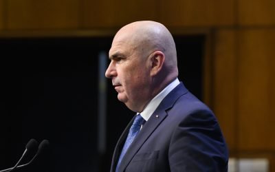 Creșterea prețurilor la combustibili, un efect al tensiunilor din Orientul Mijlociu, avertizează premierul Premierul Ilie Bolojan a sugerat, miercuri seară, că România ar putea resimți efectele creșterii prețurilor la combustibili, ca urmare a blocării tranzitului prin strâmtoarea Ormuz și a tensiunilor crescute din Orientul Mijlociu