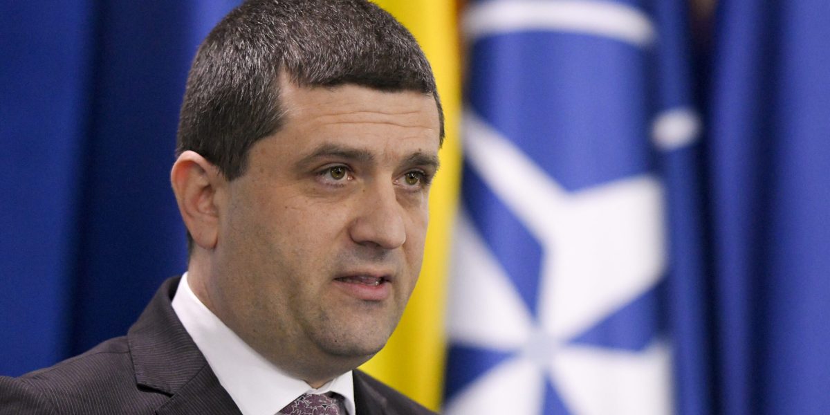 România, pregătită să primească întăriri militare americane „de îndată” România se pregătește să primească echipamente militare și personal american suplimentar, conform declarațiilor ministrului Apărării, Radu Miruță