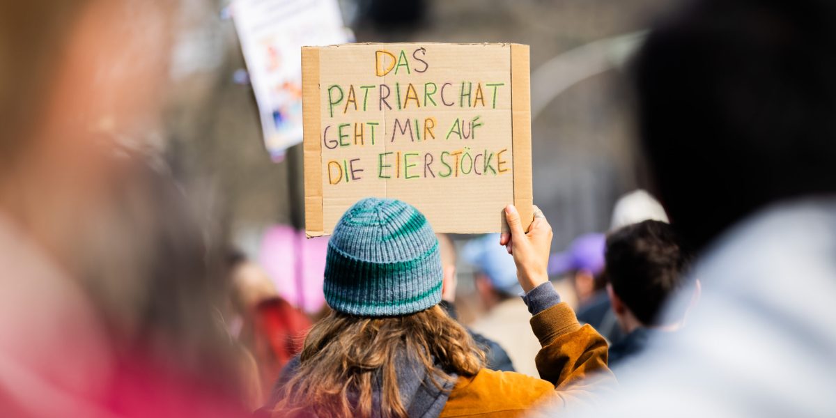 Proteste în Europa de Ziua Femeii: Egalitate, Drepturi și Solidaritate Mii de femei au ieșit duminică în stradă în mai multe orașe europene pentru a marca Ziua Internațională a Femeii, manifestațiile concentrându-se pe revendicări legate de egalitate de gen, combaterea violenței și îmbunătățirea accesului la servicii medicale specifice