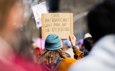 Proteste în Europa de Ziua Femeii: Egalitate, Drepturi și Solidaritate Mii de femei au ieșit duminică în stradă în mai multe orașe europene pentru a marca Ziua Internațională a Femeii, manifestațiile concentrându-se pe revendicări legate de egalitate de gen, combaterea violenței și îmbunătățirea accesului la servicii medicale specifice