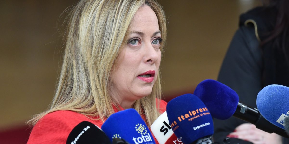 Opoziția italiană cere restricții privind utilizarea bazelor americane pentru operațiuni împotriva Iranului Formațiunile de opoziție din Italia, Mișcarea Cinci Stele (M5S) și Partidul Democrat (PD), au solicitat premierului Giorgia Meloni să nu permită Statelor Unite să utilizeze bazele militare italiene pentru operațiunile militare împotriva Iranului