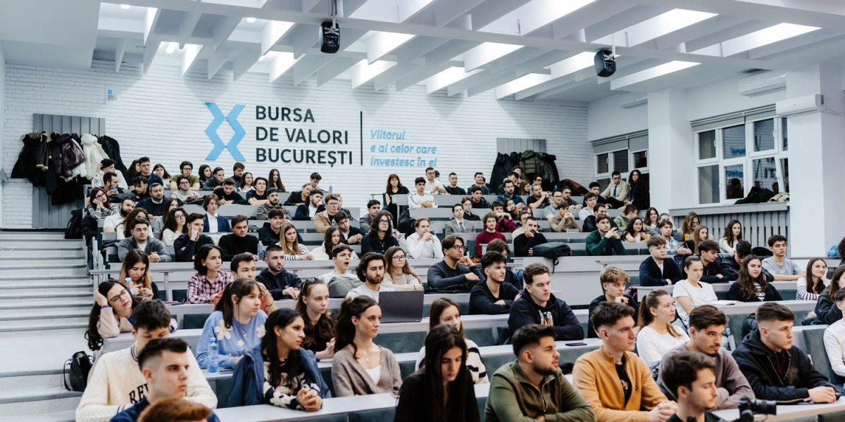 Stabilitatea, un „activ” prețuit într-o lume în schimbare: Lecții pentru tinerii investitori Bucureștiul a găzduit recent o conferință care a atras peste două sute de tineri studenți și absolvenți