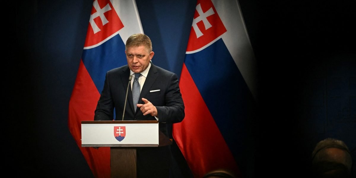 Fico face un pas înapoi în fața Bruxellesului Premierul slovac Robert Fico a anunțat, miercuri, că guvernul său va abroga o lege controversată privind protecția avertizorilor de integritate