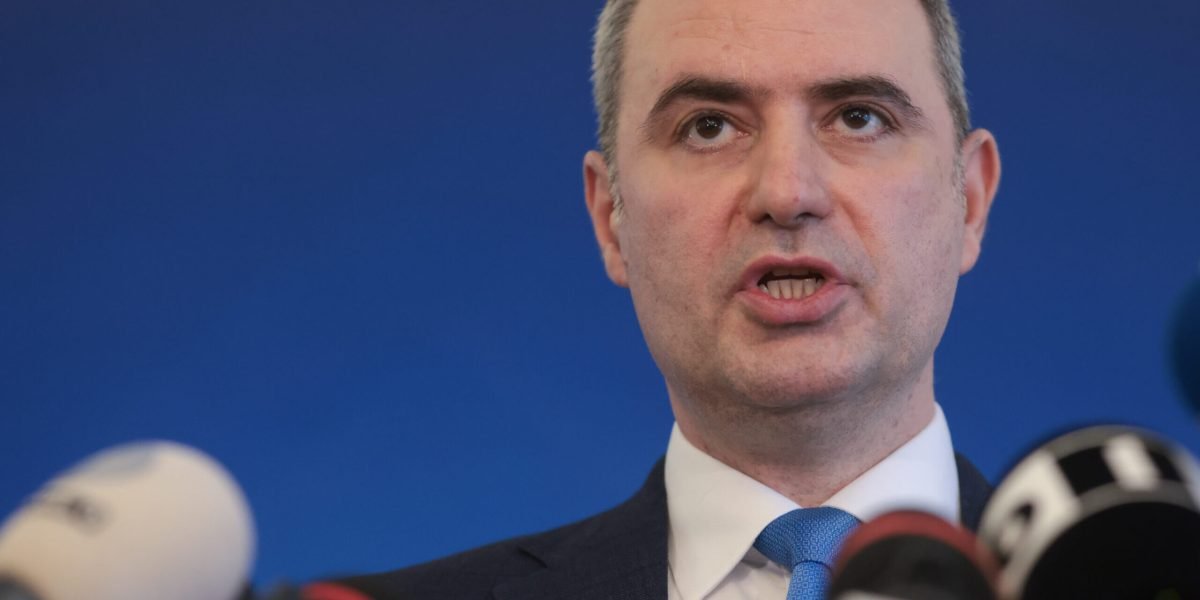 Moody’s confirmă ratingul României, dar atrage atenția asupra deficitului Agenția de evaluare financiară Moody’s a reconfirmat ratingul de credit al României, subliniind potențialul de creștere economică pe termen mediu și reziliența țării în fața șocurilor externe