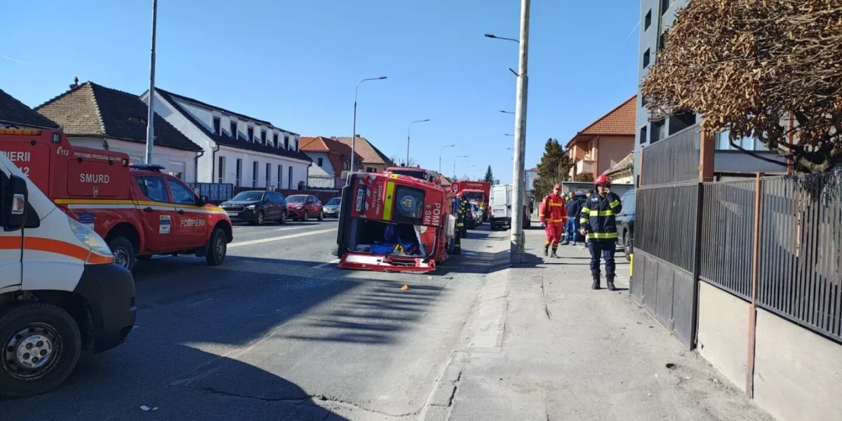 Ambulanță răsturnată în Sibiu, cu șase persoane implicate; Planul Roșu, activat O ambulanță SMURD, în care se aflau șase persoane, a fost implicată într-un accident rutier sâmbătă, pe o stradă din municipiul Sibiu