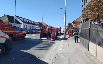 Ambulanță răsturnată în Sibiu, cu șase persoane implicate; Planul Roșu, activat O ambulanță SMURD, în care se aflau șase persoane, a fost implicată într-un accident rutier sâmbătă, pe o stradă din municipiul Sibiu