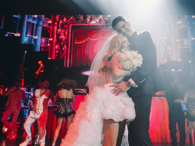 Andreea Bălan, surpriză de proporții pe scenă. Îmbrăcată în rochie de mireasă, a făcut "nuntă" cu Victor Cornea la concert