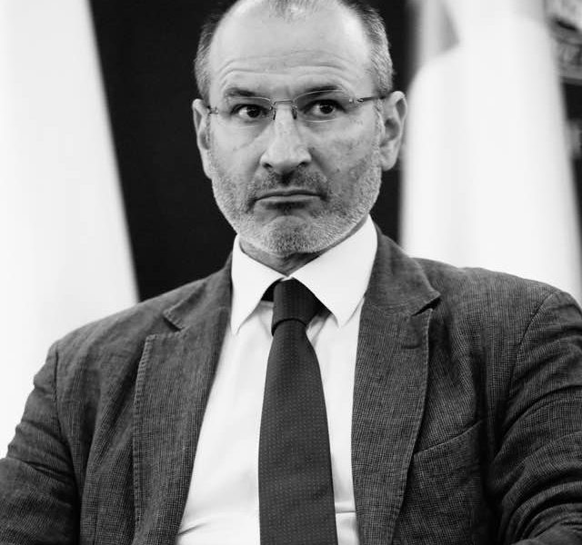 MAE pregătește un zbor charter pentru românii afectați de conflictul din Qatar Ministerul Afacerilor Externe (MAE) organizează un zbor charter din Riad spre București pentru românii aflați în Qatar, afectați de tensiunile din Orientul Mijlociu