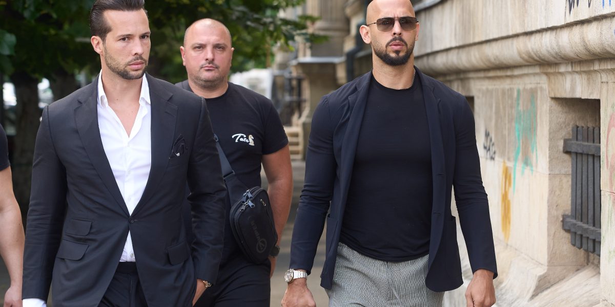 Frații Tate, imposibil de arestat în Hong Kong fără extrădare Autoritățile din Hong Kong au transmis marți că nu au competențe legale pentru a-i reține sau preda pe frații Andrew și Tristan Tate, aflați în prezent în oraș, către Regatul Unit sau România