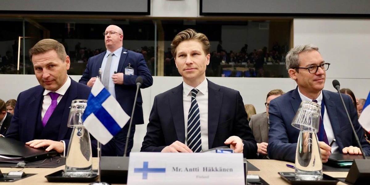 Finlanda relaxează interdicția privind armele nucleare Helsinki va permite importul, transportul și stocarea de arme nucleare pe teritoriul său, conform declarațiilor ministrului Apărării, Antti Häkkänen