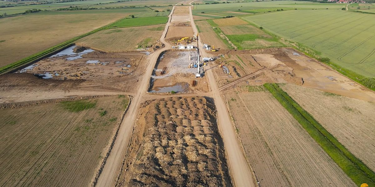 Descoperire arheologică inedită pe traseul autostrăzii A8: un mormânt simbolic de cal datând din secolele X-XIII Descoperiri arheologice importante au fost făcute în județul Neamț odată cu implementarea proiectelor de infrastructură, precum autostrăzile A7 și A8