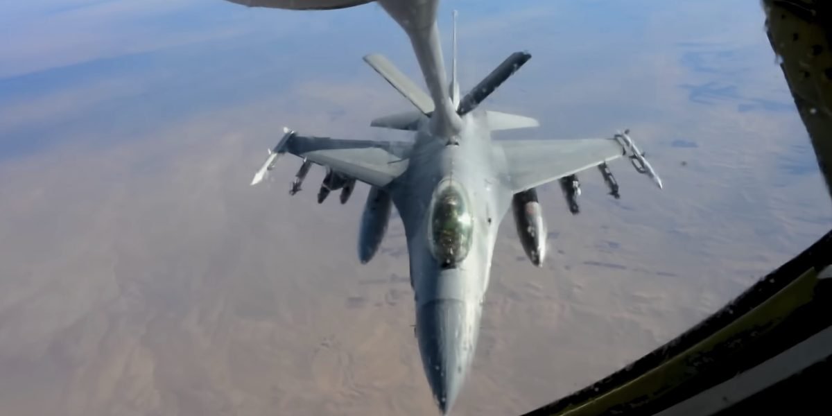 Primele 3 avioane-cisternă americane au aterizat în România