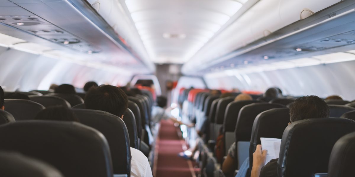 Zeci de români, inclusiv elevi din Vrancea, Neamț și Suceava, au fost repatriați cu ajutorul Mecanismului european de protecție civilă Un grup de elevi din județele Vrancea, Neamț și Suceava, alături de alți cetățeni români și europeni, au revenit în țară în cursul după-amiezii