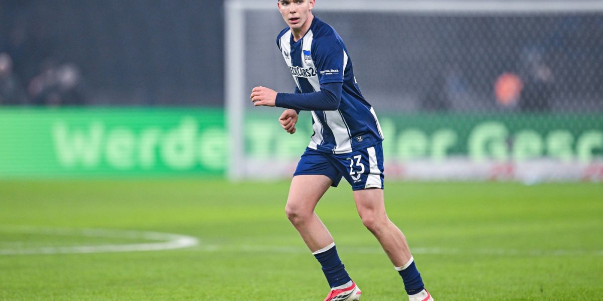 Bayern Munchen, pe cale să îl transfere pe tânărul mijlocaș Kennet Eichhorn, dorit și de Barcelona și Real Madrid Bayern Munchen a intrat puternic pe firul negocierilor pentru transferul lui Kennet Eichhorn, un mijlocaș de 16 ani de la Hertha Berlin, considerat o mare promisiune a fotbalului german