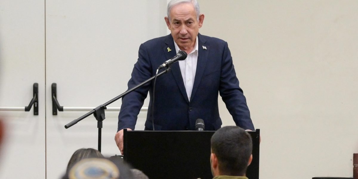 Netanyahu, viu și zâmbitor, sfidează zvonurile privind moartea sa Premierul israelian Benjamin Netanyahu a recurs la o ieșire publică neașteptată pentru a combate zvonurile care circulă pe rețelele de socializare cu privire la starea sa de sănătate