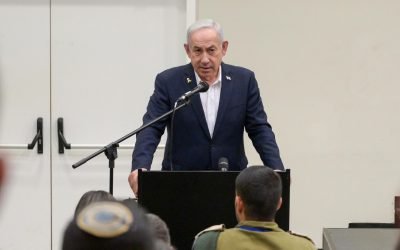 Netanyahu, viu și zâmbitor, sfidează zvonurile privind moartea sa Premierul israelian Benjamin Netanyahu a recurs la o ieșire publică neașteptată pentru a combate zvonurile care circulă pe rețelele de socializare cu privire la starea sa de sănătate