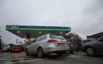 Măsurile Guvernului nu vor scădea imediat prețul la pompă, spune ministrul Energiei Ministrul Energiei, Bogdan Ivan, a declarat luni că măsurile luate de guvern pentru a proteja transportatorii și agricultorii nu vor duce la o scădere imediată a prețurilor la pompă