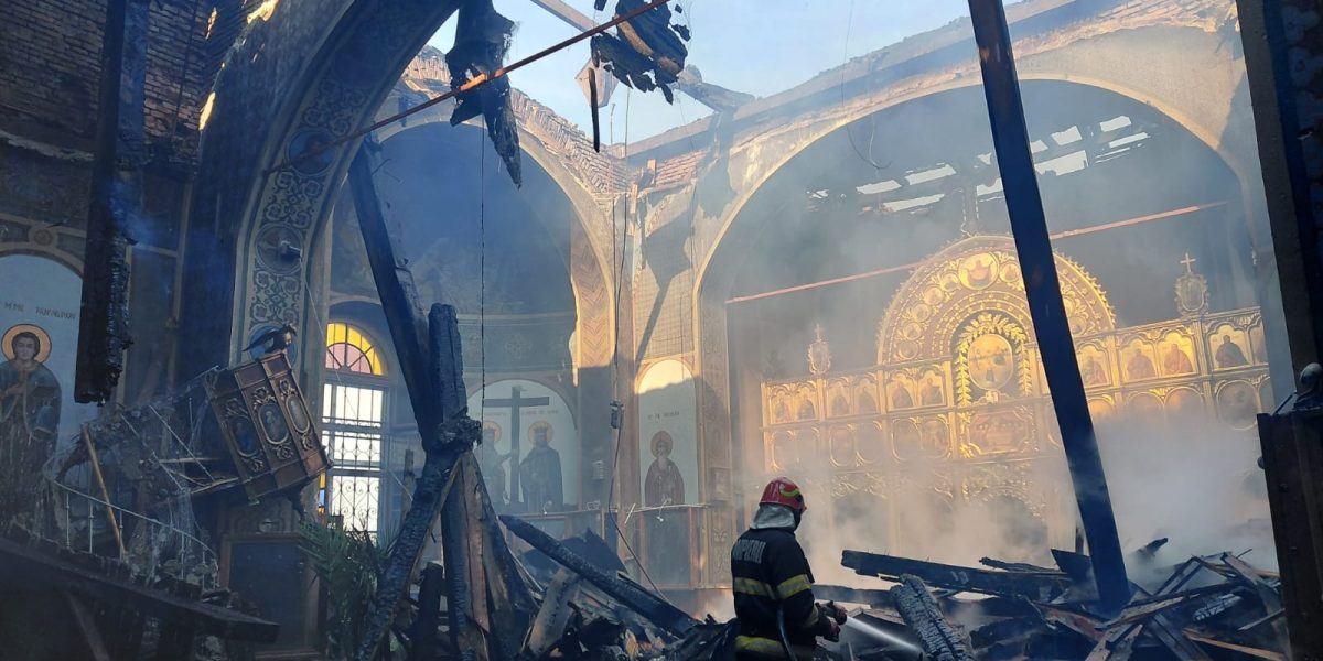 Incendiu devastator la o biserică monument istoric din Prahova Un incendiu puternic a izbucnit duminică dimineața la biserica monument istoric din localitatea Puchenii Moșneni, județul Prahova