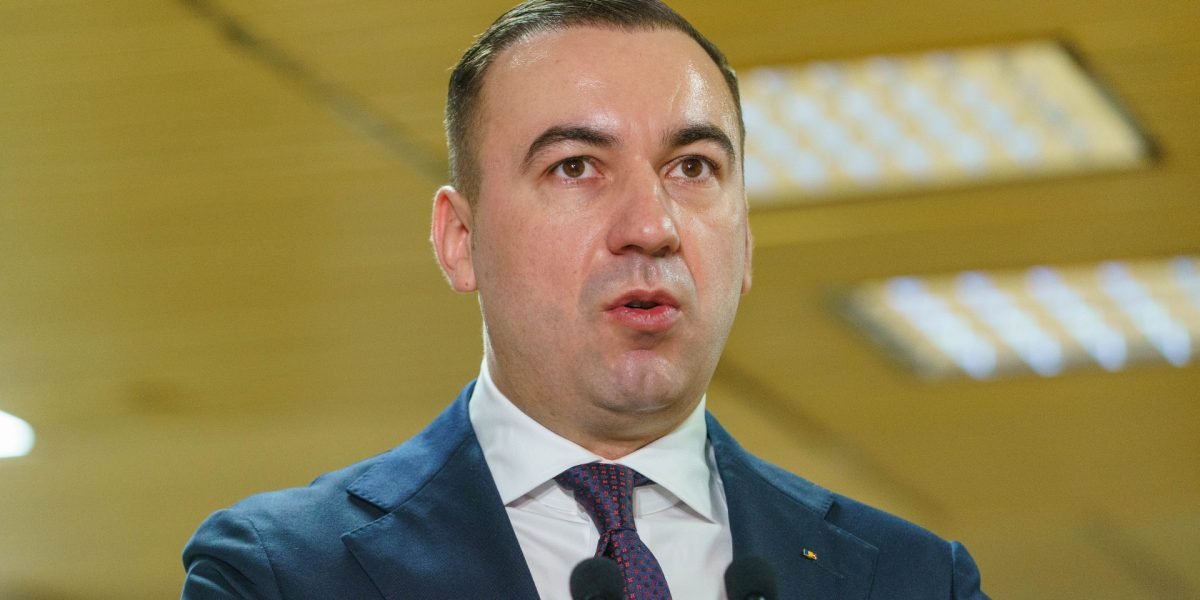 Măsuri de urgență pe piața carburanților: Ministrul Energiei propune plafonarea prețurilor și subvenții Ministrul Energiei, Bogdan Ivan, a propus o serie de măsuri pentru a stabiliza piața de carburanți