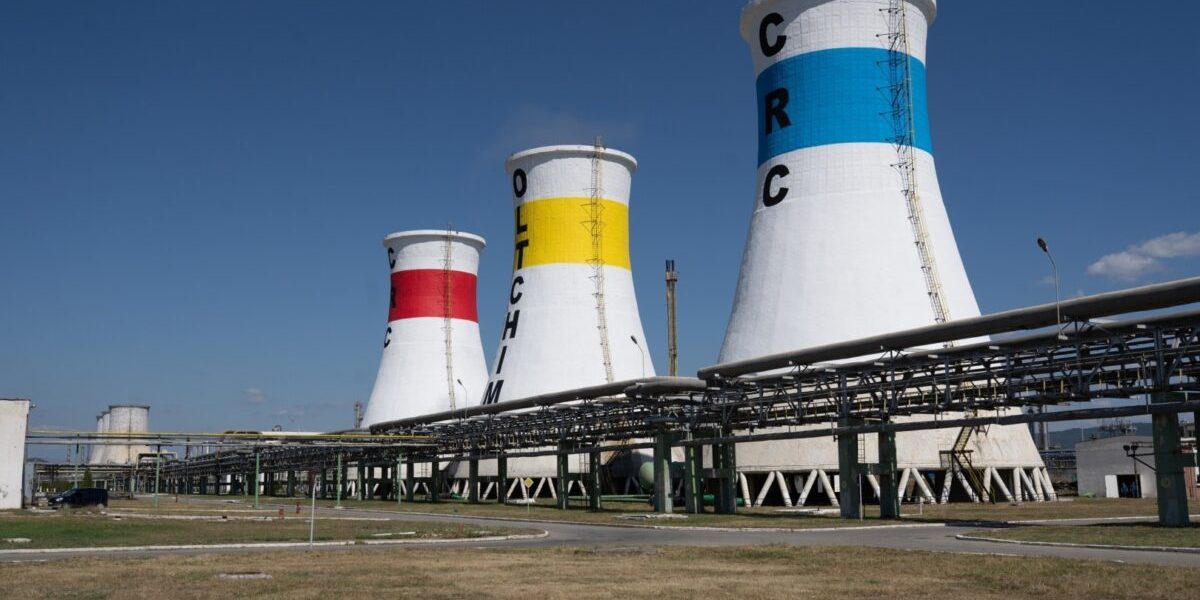 Chimcomplex Borzești, lovitură puternică pentru economia românească: mii de locuri de muncă, în pericol Chimcomplex Borzești, liderul producției chimice din România, va reduce drastic activitatea, din cauza costurilor mari la energie, anunță Agenția de presă Rador, citând Radio Craiova