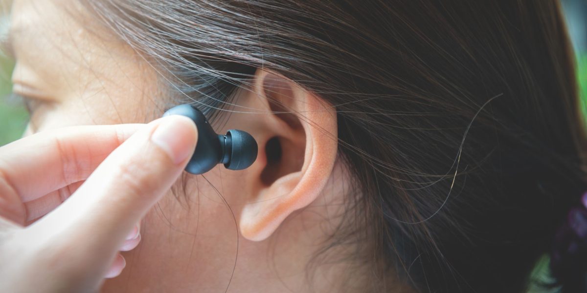 Căștile audio: Parteneri de zi cu zi, potențial sursă de infecții ale urechii Utilizate frecvent de o mare parte din populație pentru ascultarea muzicii, a podcasturilor sau pentru convorbiri telefonice, căștile audio pot avea un impact semnificativ asupra sănătății urechilor