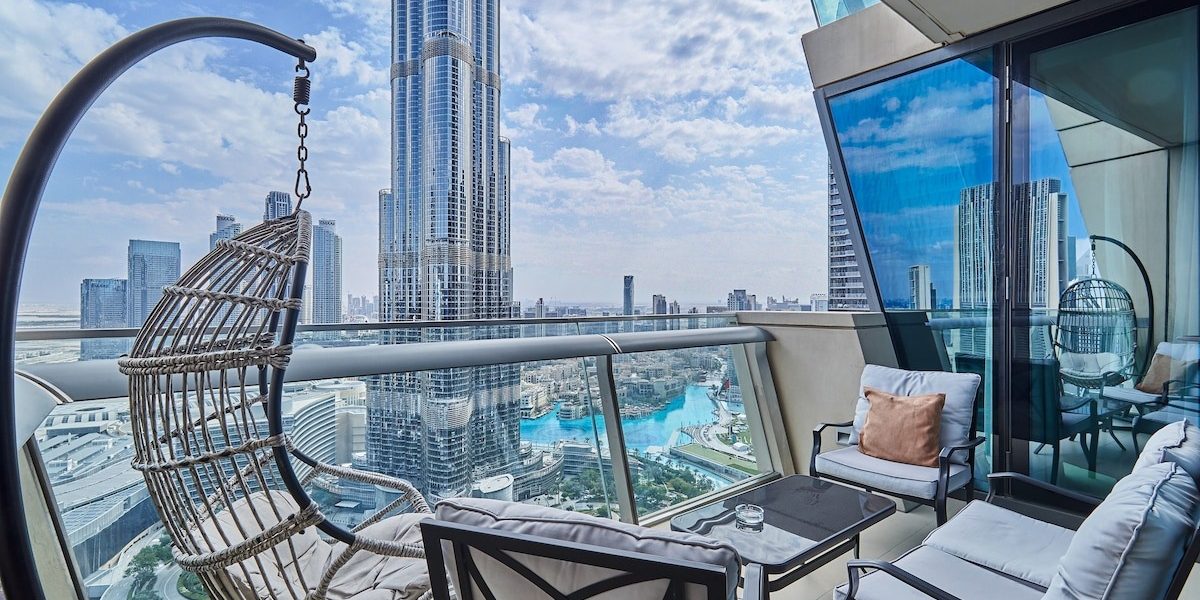 Dubaiul, magnet pentru investitorii români: prețurile locuințelor și tendințe pe piața imobiliară Creșterea constantă a prețurilor locuințelor în România și instabilitatea economică din ultimii ani au determinat mulți români să caute oportunități de investiții în străinătate