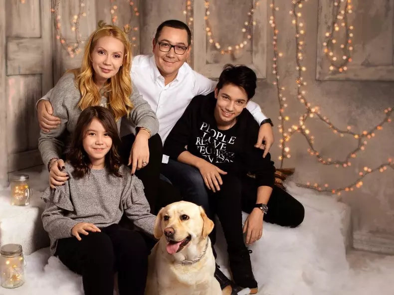 Fiica lui Victor Ponta s-a întors în țară, după ce fostul premier a acuzat ministrul de externe de obstrucționare Fiica lui Victor Ponta, fost premier al României, a revenit în țară, eveniment confirmat atât de politician, cât și de mama acesteia, Daciana Sârbu