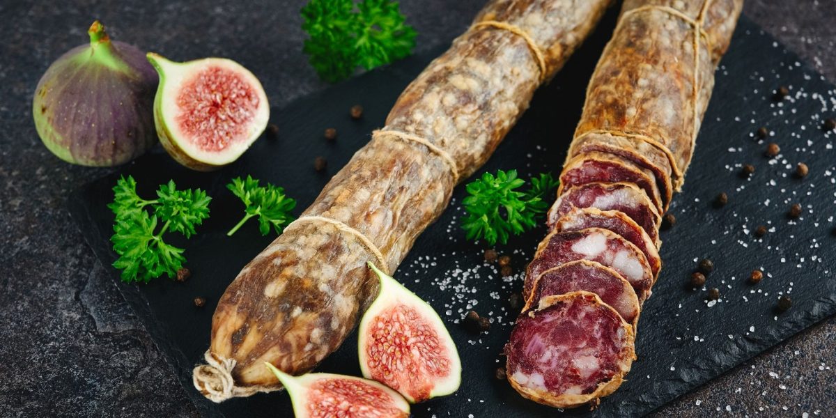 Stratul alb de pe salam: ce este și ce trebuie să știi Mulți dintre noi am remarcat acel strat alb care acoperă uneori unele tipuri de salam