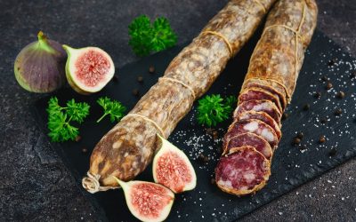 Stratul alb de pe salam: ce este și ce trebuie să știi Mulți dintre noi am remarcat acel strat alb care acoperă uneori unele tipuri de salam